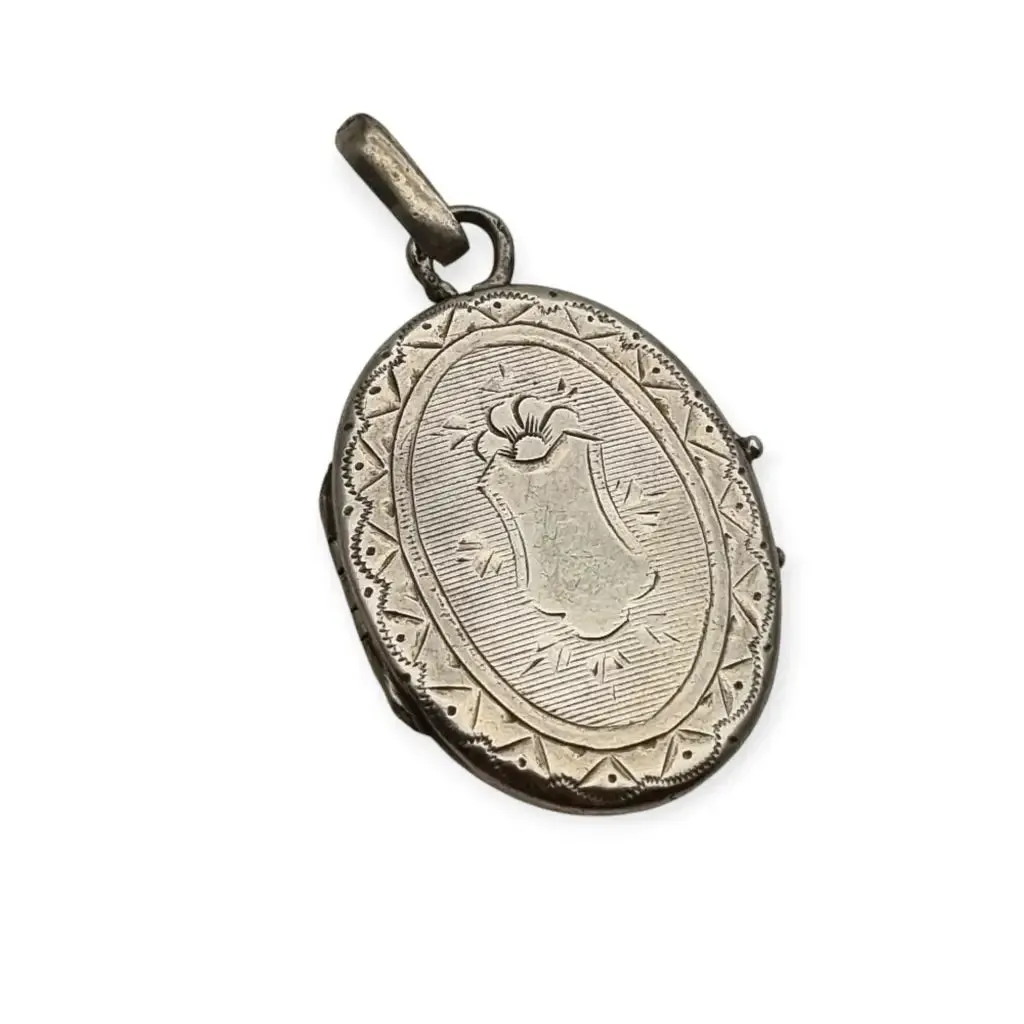 Guaradapelo Oval Floral Medallion in Antique Silver Engraved with Shield.