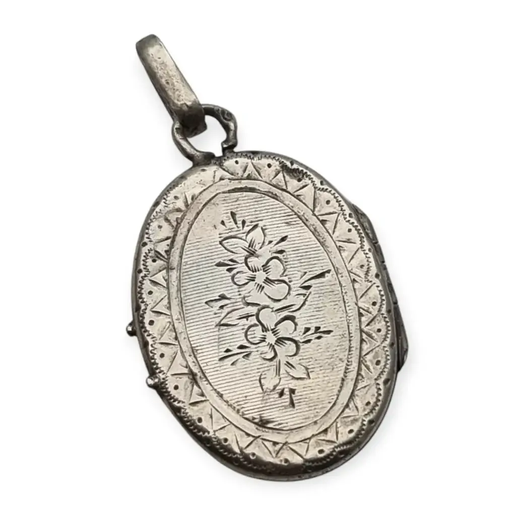 Guaradapelo Oval Floral Medallion in Antique Silver Engraved with Shield.