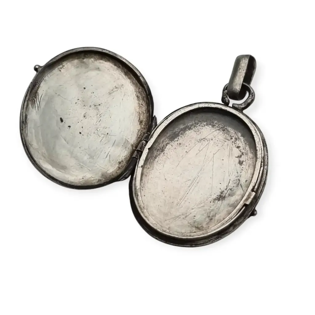 Guaradapelo Oval Floral Medallion in Antique Silver Engraved with Shield.