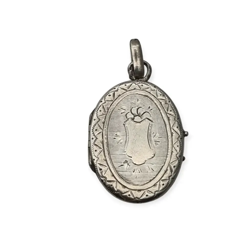 Guaradapelo Oval Floral Medallion in Antique Silver Engraved with Shield.