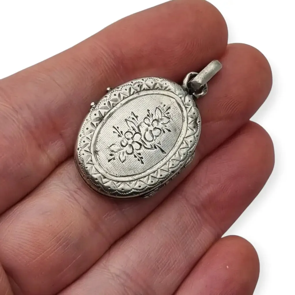 Guaradapelo Oval Floral Medallion in Antique Silver Engraved with Shield.