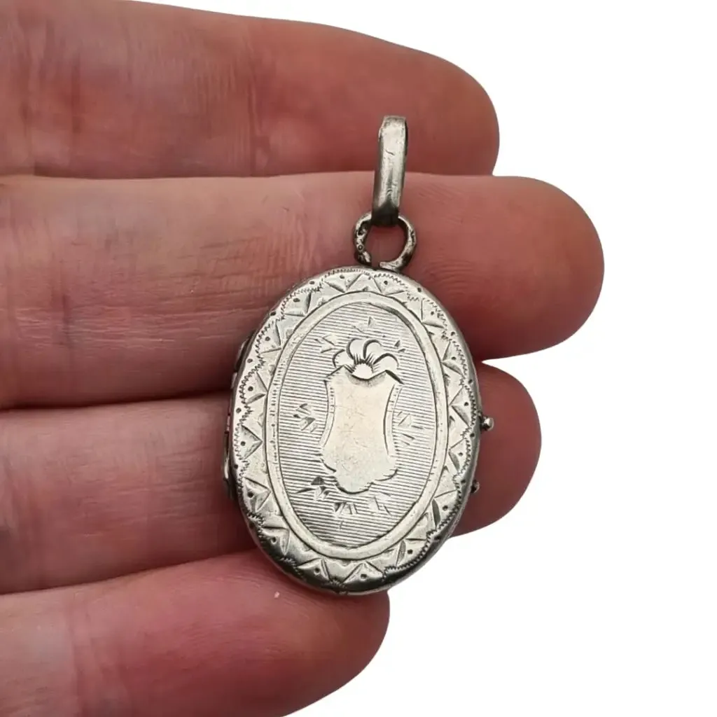 Guaradapelo Oval Floral Medallion in Antique Silver Engraved with Shield.