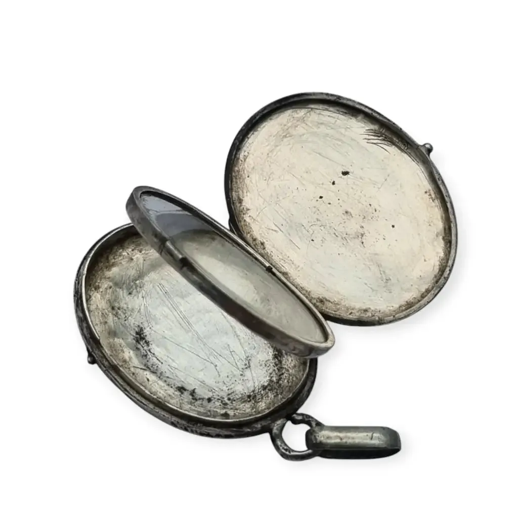 Guaradapelo Oval Floral Medallion in Antique Silver Engraved with Shield.