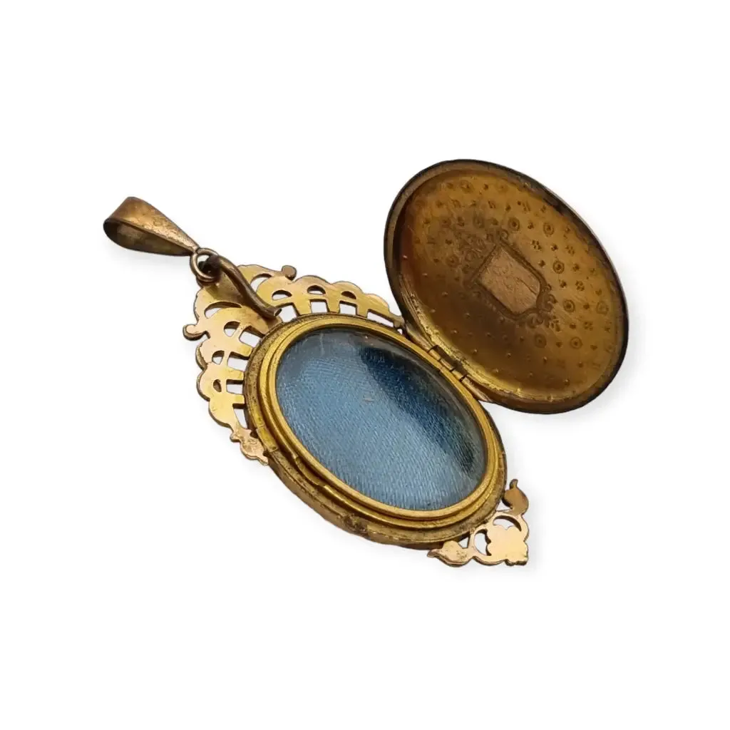 Victorian floral gold oval locket pendant with small pearls, 1900.