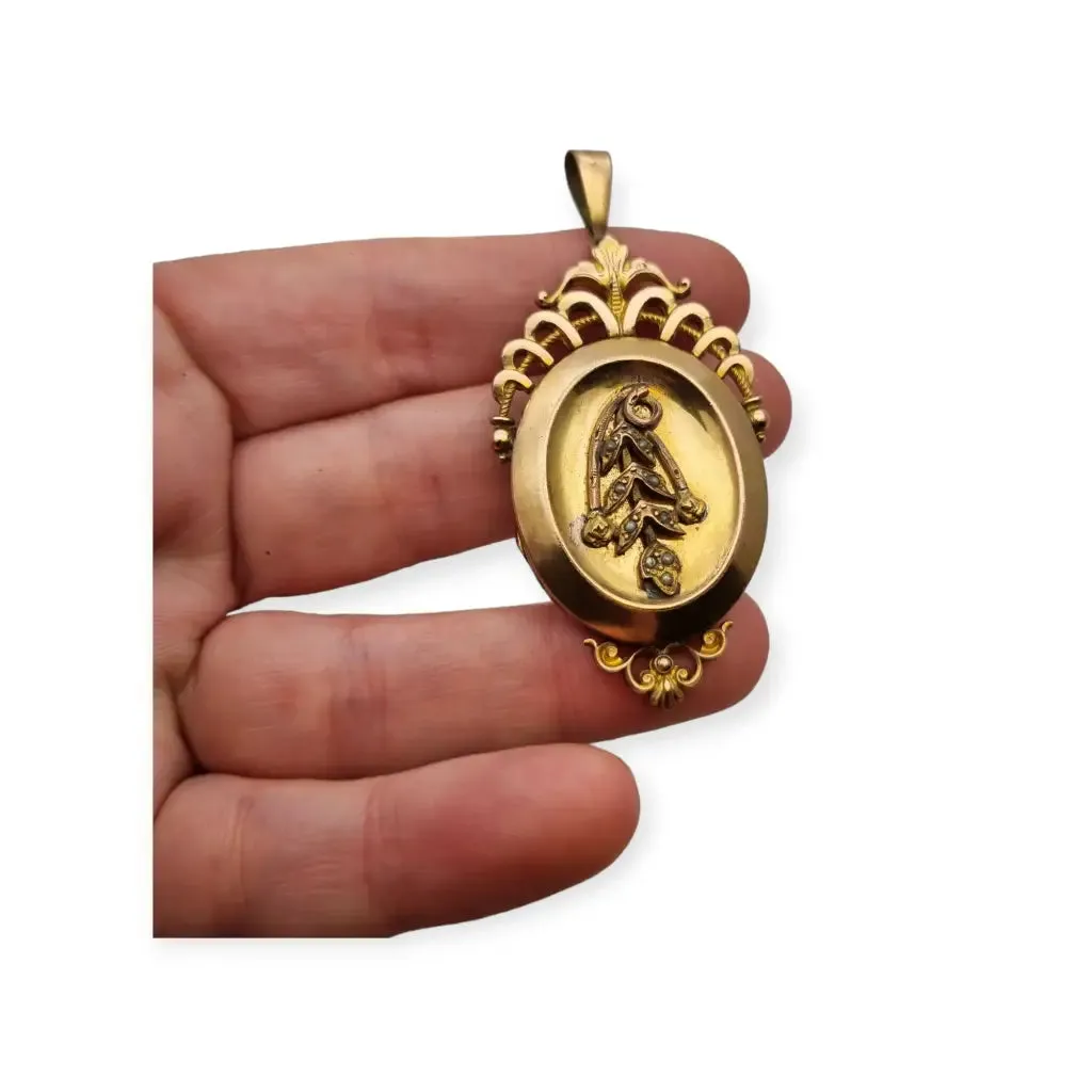 Victorian floral gold oval locket pendant with small pearls, 1900.